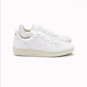 all white v-10 vejas